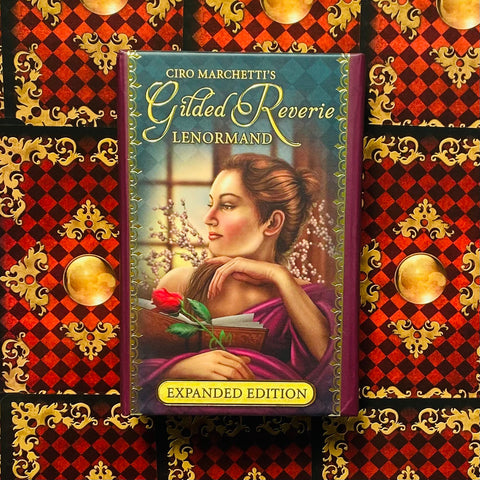 Lenormand kortos Gilded Reverie (Ciro Marchetti) išplėstinė versija, violetinė dėžutė su moters portretu ir raudona rože ant raštuoto fono