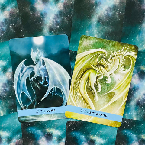 tarot kortos su mėlyna Luna ir žalia Actramis kortomis, išdėstytos įstrižai ant žvaigždėto fono