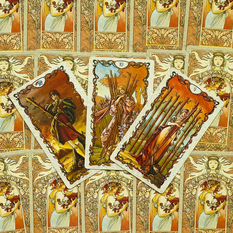 Tarot kortos aukštos kokybės komplekte — trijų kortų išklotinė: riteris, dešimtukė ir devintukė, pateiktos iš priekio
