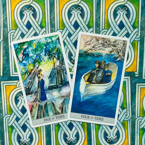 tarot kortos Tides rinkinys — dvi atviros kortos (Five of Tides ir Four of Tides) ant mėlyno‑žalio ornamentinio fono, skirtos produktų variantų peržiūrai