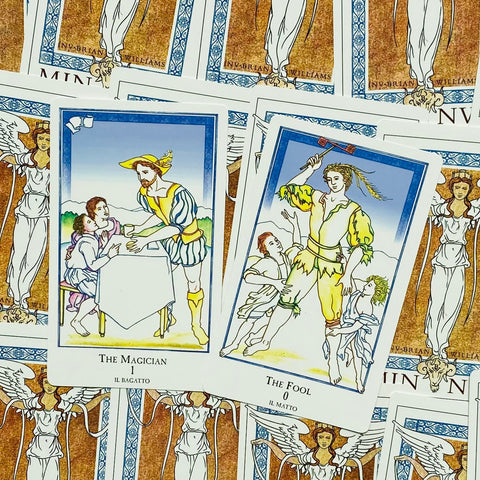 Tarot kortos – dvi priekinės kortos (The Magician ir The Fool) su mėlynais rėmeliais ant atidengto komplekto