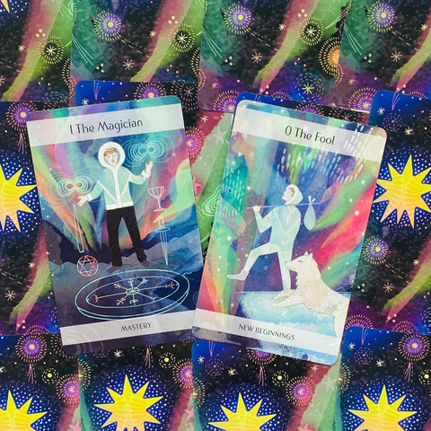 Tarot kortos — spalvingos „Burtininkas“ ir „Kvailys“ didžiųjų arkana kortos ant žvaigždinio audinio, demonstracinis dviejų kortų išdėstymas.