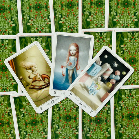 Tarot kortos iliustracinis rinkinys su žalios augmenijos nugarėlėmis ir trimis meniškai atvertomis kortomis