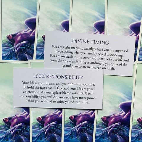 orakulų kortos – žinučių kortelės su "Divine Timing" ir "100% Responsibility" tekstais, matoma spalvinga nugarėlė
