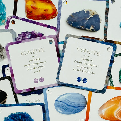 kristalų kortelės su Kunzite (violetinė) ir Kyanite (mėlyna) aprašais — rinkinys, pabrėžiantis meilės ir intuicijos savybes