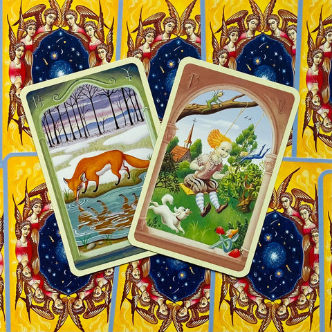 Tarot kortos su spalvingais iliustracijomis — dvi atverstos kortos (lapė ir vaikystės sūpuoklė) ant angelų nugarėlių