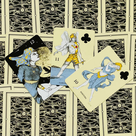 Tarot kortos rinkinyje trys atverstos iliustruotos kortos geltonais ir mėlynais akcentais, išdėstytos ant juodai-šviesiai raštuotų nugarėlių