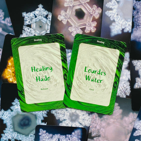 Orakulinės kortos žaliomis Healing serijos kortomis (Healing Hado, Lourdes Water) ant ledo kristalų fono