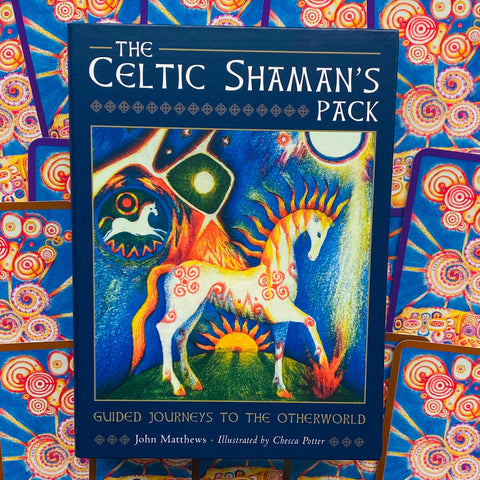 Kortų rinkinys Celtic Shaman's Pack mėlyname dėkle, priekinis viršelis su baltu arklio piešiniu ir ryškia saulės simbolika