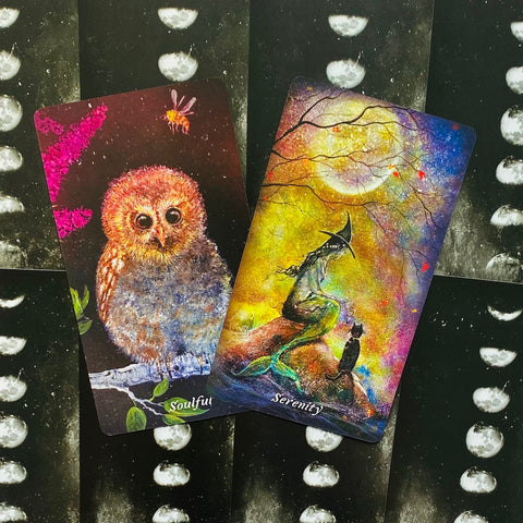 Tarot kortos su spalvotomis iliustracijomis — priekinės kortos: pelėda ir undinė ant mėnulio fono