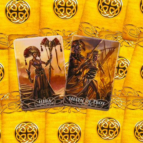 tarot kortos Hera ir Helen of Troy komplektas — dvi kortos parodytos priekinėmis pusėmis ant aukso geltono nugarėlių fono