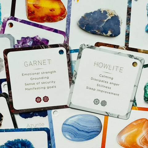 Kristalų kortelės – dvi prekės etiketės su aprašymais (garnet tamsiai raudona rėmelis, howlite pilkas marmuro rėmelis) ir pakabinimo skylutė