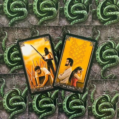 tarot kortos atverstos – Dešimt ir Devyni kardai ant žalių aštuonkojo nugarėlių, kortos išdėstytos viena šalia kitos