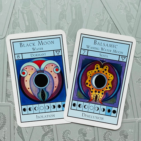 tarot kortos komplektas su dviem mėnulio fazių kortomis, mėlytais rėmeliais ir ryškiomis simbolinėmis iliustracijomis
