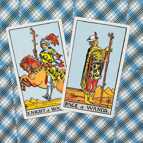 tarot kortos Rider–Waite stiliaus, dvi Lazdų serijos kortos — Riteris ir Puslapis Lazdų — ant mėlyno raštuoto fono, ryškios spalvos