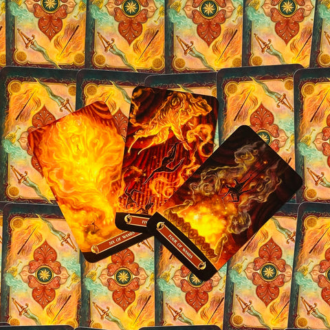 Tarot kortos ugninio dizaino, trys fanuotos kortos (Six of Wands, Four of Wands), ryškios oranžinės ir dekoratyvios nugarėlės
