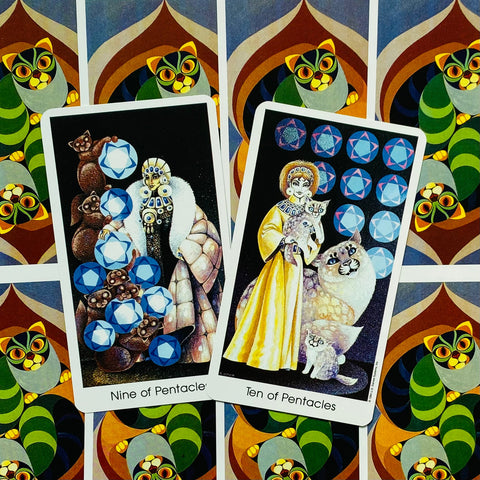 Tarot kortos Nine ir Ten of Pentacles su katėmis, detalus priekinis dizainas ir sodrūs spalvoti fonai