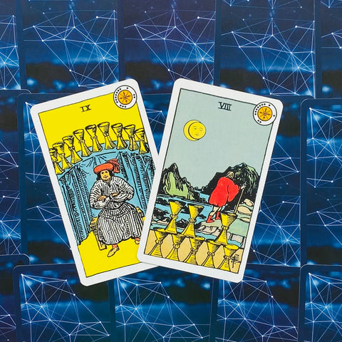 Tarot kortos Rider‑Waite stiliaus, dvi atvertos kortos (Devyni ir Aštuoni taurės) ant mėlynų nugarėlių