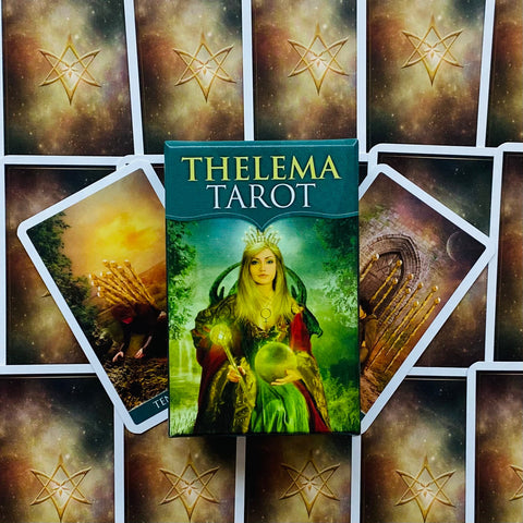 Produktų puslapyje: Thelema Tarot ryškiai žalia dėžutė priekyje su karalienės portretu, fone išskleistos kortos ir Dešimt lazdelų kortos detalė