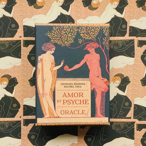 Orakulo kortos Amor et Psyche, Georges Barbier dizaino mėlyno‑rožinio dėklo priekinė dalis su pavadinimu ir iliustracija
