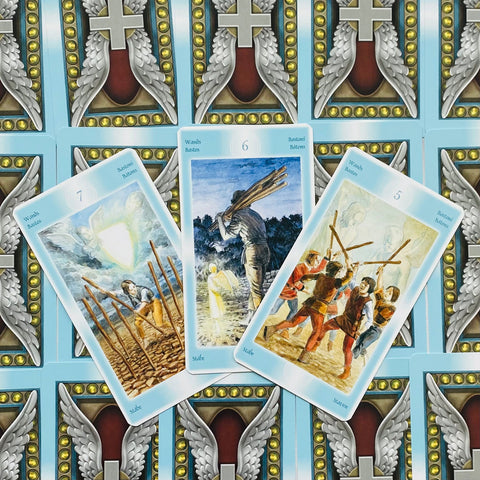 Tarot kortos trijų lazdų (5, 6, 7) išdėstymas su šviesiai mėlynomis nugarėlėmis ir kryžiaus–sparnų raštu