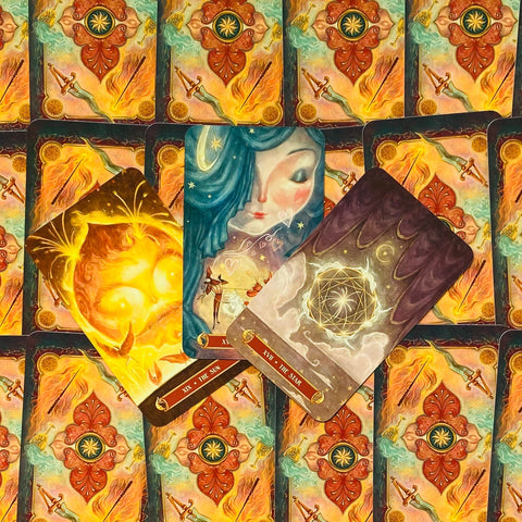 Tarot kortos – trys fanuotos kortos, atverstos The Sun ir The Star, ryškios meninės iliustracijos ir ornamentinės nugarėlės