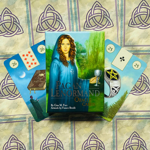 Lenormand kortos „Pagan“ mėlyno‑žalio dėklo komplektas su trimis atverstomis kortomis ant keltų rašto stalo