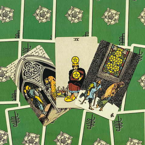 Tarot kortos Rider Waite stiliaus su žaliomis nugarėlėmis, trijų kortų išsidėstymas su penkiakampiais pentakliais ir skirtingais kortų kampais