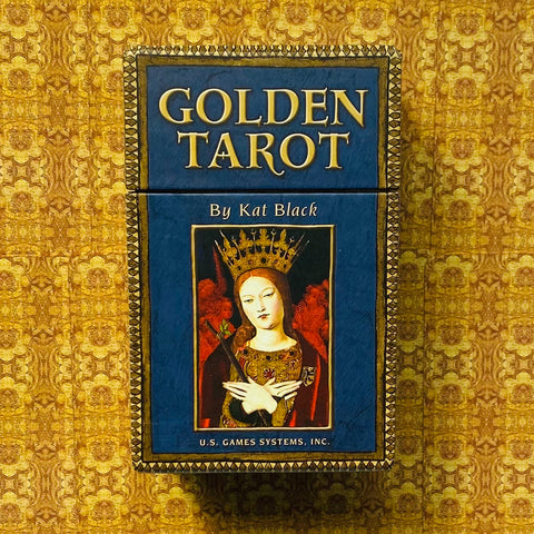 Tarot kortos Golden Tarot (Kat Black) mėlyname dėkle, priekinis dangtelis su karalienės portretu ant aukso rašto fono