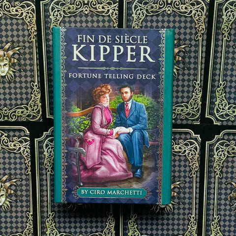 Kipper kortų rinkinys Fin de Siècle — elegantiškas dėklas su Viktorijos stiliaus poros iliustracija ir turkio nugarėle