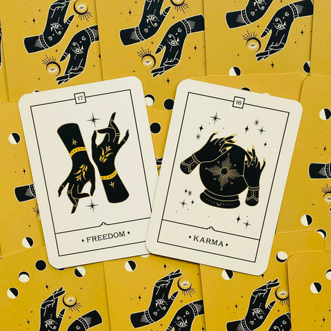 Tarot kortos priekiniai Freedom ir Karma dizainai juodai-geltonais ornamentais ant geltonų nugarėlių