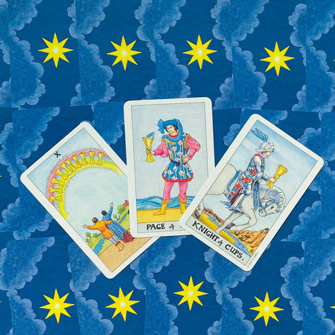 Tarot kortos Rider–Waite, trys taurės (Ten, Page, Knight) išdėstytos trikampiu ant mėlyno žvaigždėto fono, matomos kortų iliustracijos