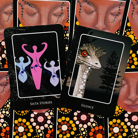 orakulų kortos — dvi atverstos kortos „Sista Stories“ ir „Silence“ ant juodo fono su spalvotais taškais