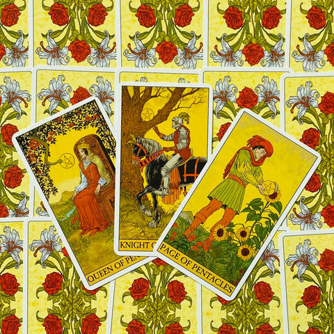 Tarot kortos Rider–Waite stiliaus, trys atverstos kortos (Karalienė, Riteris, Pusiaužmogis) ant geltonos rožių nugarėlės, detalus priekis parduotuvės puslapio rodymui
