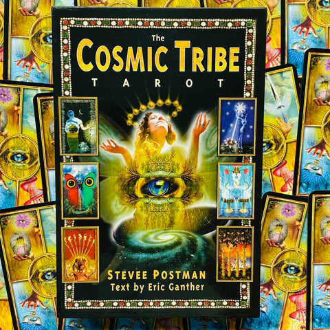 Cosmic Tribe tarot kortų rinkinys Stevee Postman — dėžutės priekinis viršelis su geltonais ir žaliais mistiniais motyvais, artimas planas pirkimui