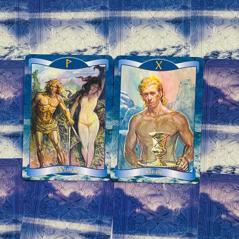 tarot kortos dviejų kortų išklotinė su Wunjo ir Gebo motyvais, akcentuotos saulės šešėliais