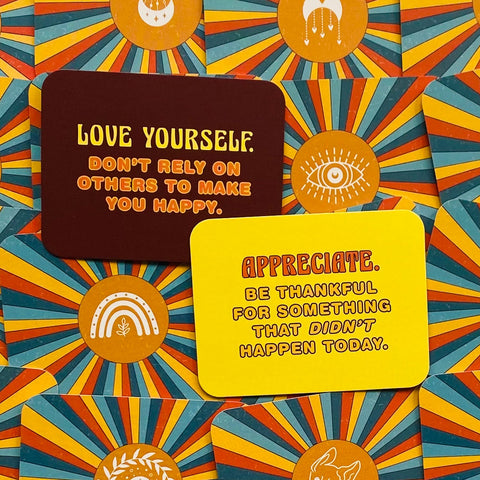 Motyvacinių kortelių rinkinys – retro spalvotas fonas, artimas planas su ruda „Love Yourself“ ir geltona „Appreciate“ kortelėmis