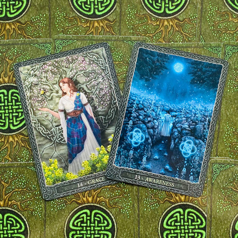 tarot kortos dvi atverstos kortos Grace ir Awareness ant žalio keltų rašto fono, artimas kampas