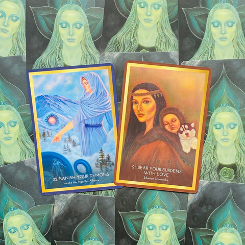 Tarot kortos — dvi demonstracinės kortos su mėlyna ir ruda kortelių rėmeliais bei auksine apdaila, parodytos iš viršaus ant žalsvo raštuoto fono