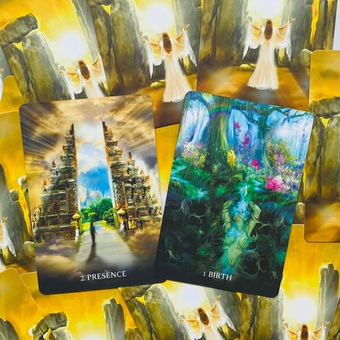 Tarot kortos su ryškiomis iliustracijomis Presence ir Birth, dvi skirtingos frontalės kortos sukryžiuotos ant geltono fono