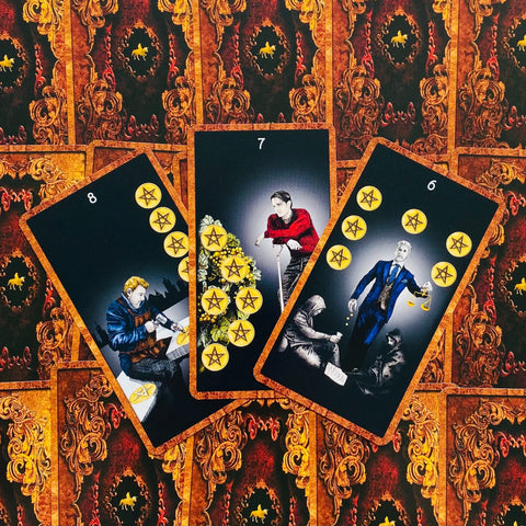 Tarot kortos trijų monetų serija su juodu priekiu ir ryškiomis figūromis, barokinė auksinė nugara, trijų kortų išdėstymas produkto peržiūrai