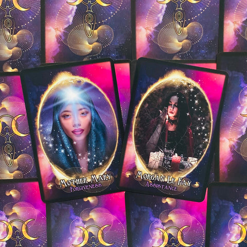 tarot kortos dvi atviros kortos — Mother Mary su mėlyna mantija ir Morgan Le Fay su raudonu akcentu