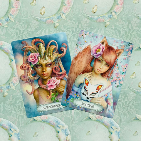 Orakulų kortos rinkinys — dvi iliustruotos kortos Imaginarium ir Kitsune ant švelnaus mėlynai žalsvo fono