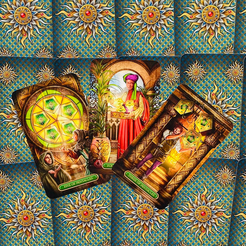 Tarot kortos — trys Pentaklių kortos atverstos ant mėlyno ir auksinio ornamentuoto nugarėlio, artimas kampas