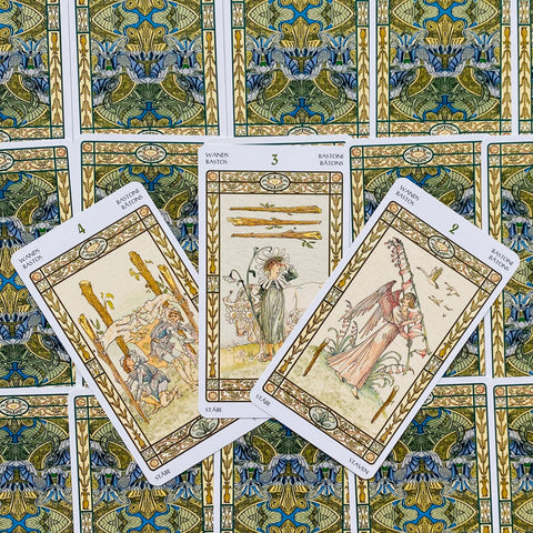 Tarot kortos Rider‑Waite stiliumi, trijų kortų aiškinimo išdėstymas su švelniomis pastelinėmis iliustracijomis ir ornamentiniu fonu