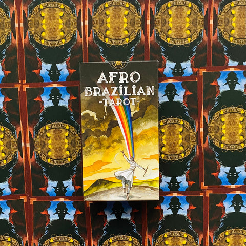 tarot Afro Brazilian kortų rinkinys: dėžutė su vaivorykšte, priekinė pusė centre ant išskleisto kortų fono