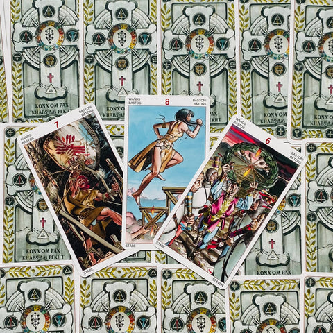 Tarot kortos — trijų Lazdų išklotinė (7, 8, 6) su centro korta bėgančia moterimi ir ornamentuotu kortų nugarėlių fonu