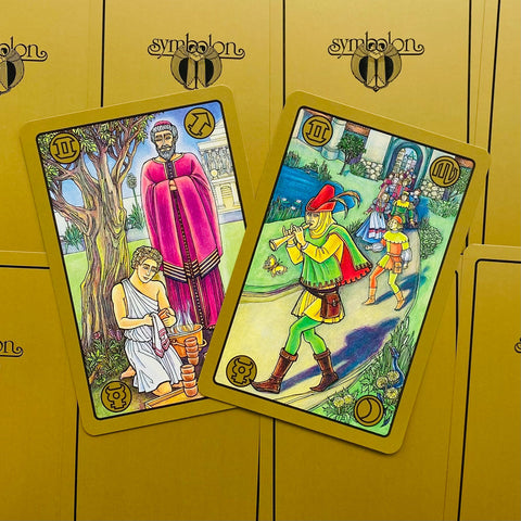 tarot kortos Symbolon, dvi spalvingos kortos su medžio ir gandro siužetais ant aukso dėžučių fono