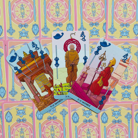 Tarot kortos pastelinių budistinių iliustracijų komplektas, trys kortos (2, 3, 4 lazdų) atverstos priekyje, detalus variantas