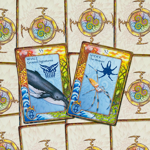 tarot kortos — dvilypė mėlyna Whale ir Spider kortų pora su ryškiais geltonais kraštais ir ornamentiniu fonu